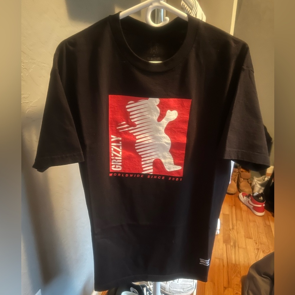 Mens Grizzly t-shirt size Large